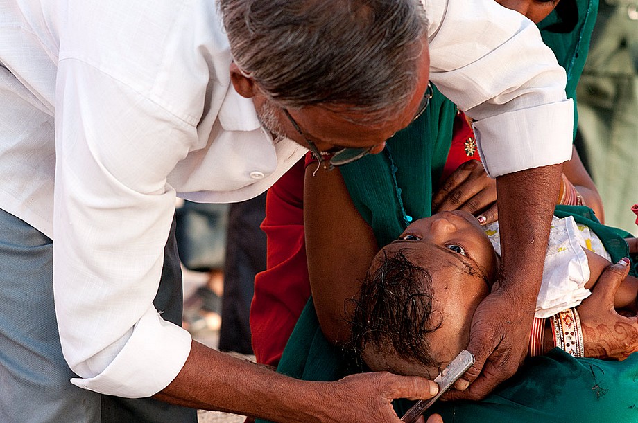 Varanasi - ojciec golący głowę swojemu dziecku (Indie 2010 - portety i inni ludzie)